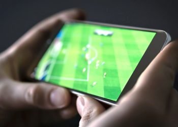 Futebol no celular - Créditos: depositphotos.com / terovesalainen