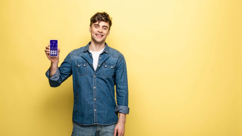 Homem com aplicativo de saúde - Créditos: depositphotos.com / HayDmitriy