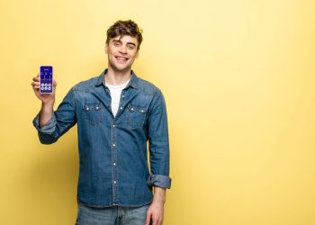 Homem com aplicativo de saúde - Créditos: depositphotos.com / HayDmitriy