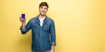 Homem com aplicativo de saúde - Créditos: depositphotos.com / HayDmitriy