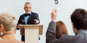 Leilão - Créditos: depositphotos.com / AndrewLozovyi