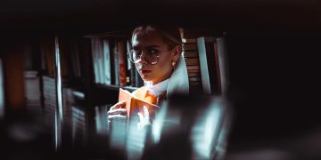 Conheça o livro de Freida McFadden que apresenta muito mistério