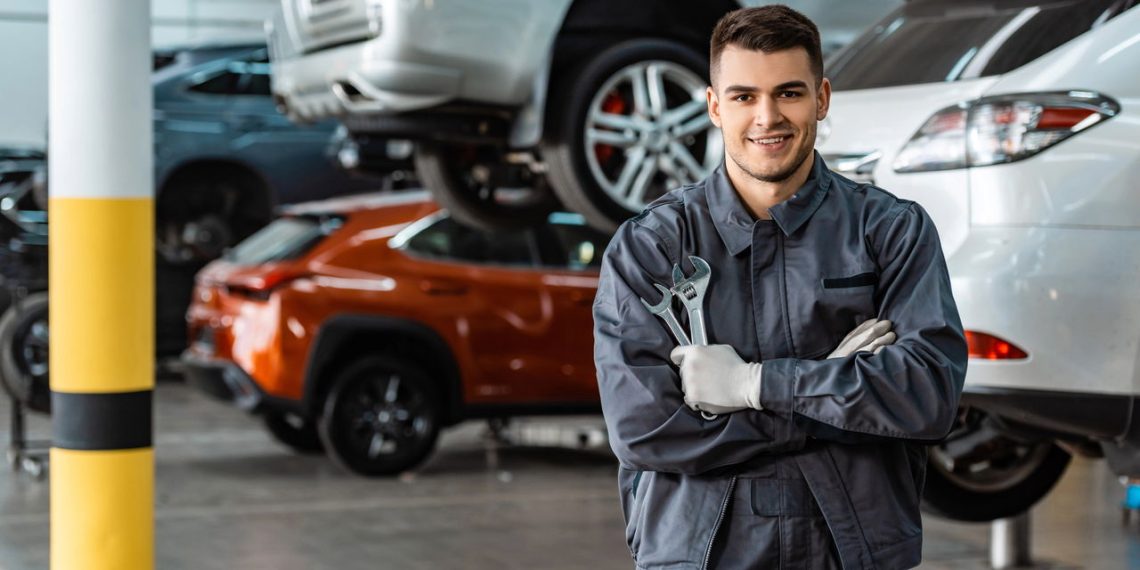 Mecânico - Créditos: depositphotos.com / AndrewLozovyi