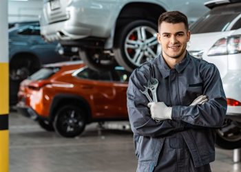 Mecânico - Créditos: depositphotos.com / AndrewLozovyi