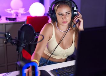 Moça com microfone gamer - Créditos: depositphotos.com / Krakenimages.com