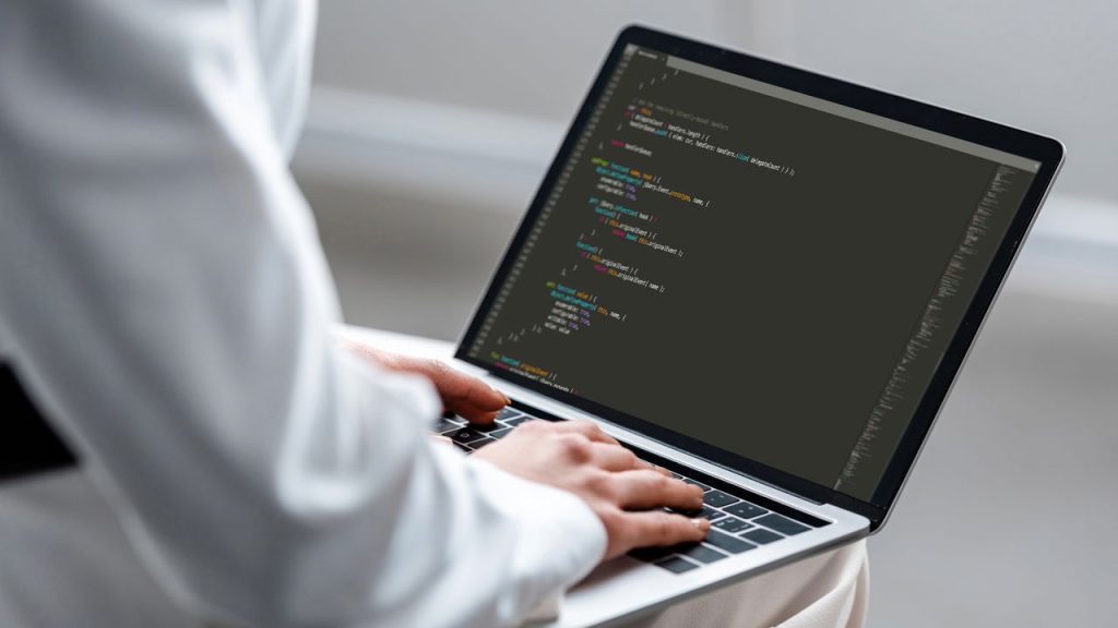 Homem programando em laptop - Créditos: depositphotos.com / AndrewLozovyi