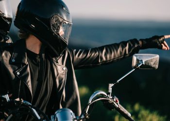 Casal em moto - Créditos: depositphotos.com / ArturVerkhovetskiy