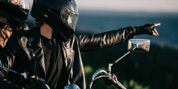 Casal em moto - Créditos: depositphotos.com / ArturVerkhovetskiy