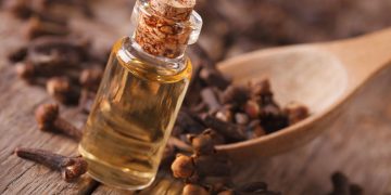Quais os benefícios e propriedades do óleo de cravo na estética?