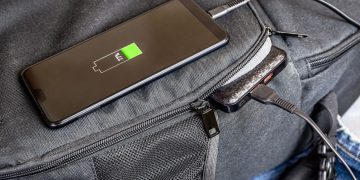 Celular carregando no powerbank - Créditos: depositphotos.com / mgequivalents