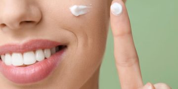 Protetor solar ideal para pele seca: dicas para hidratar e proteger