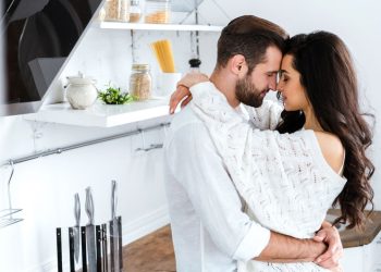 Se você gosta de romance não deveria deixar de ler "Teto para Dois"