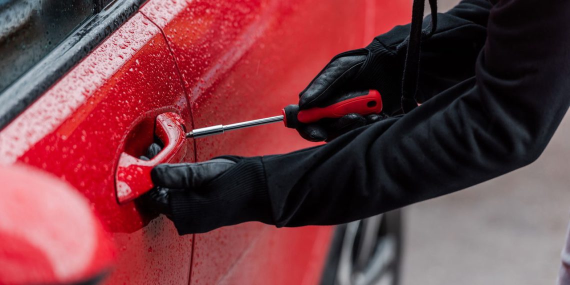 Criminoso tentando roubar carro - Créditos: depositphotos.com / VitalikRadko