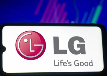 Smartphone com logo da LG - Créditos: depositphotos.com / rafapress