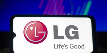 Smartphone com logo da LG - Créditos: depositphotos.com / rafapress