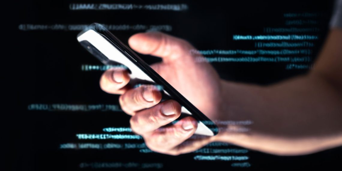 Smartphone com scam - Créditos: depositphotos.com / terovesalainen