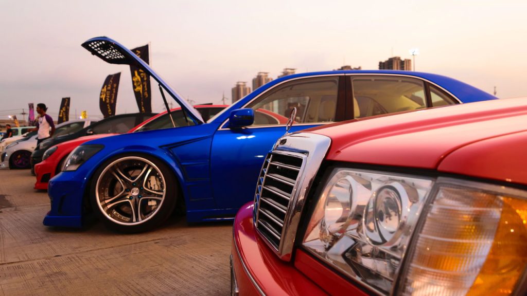 Carros tunados - Créditos: depositphotos.com / PongMoji