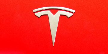 Logo Tesla - Créditos: depositphotos.com / Johnnyimagine