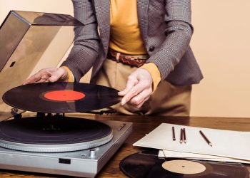 Toca-disco - Créditos: depositphotos.com / IgorVetushko