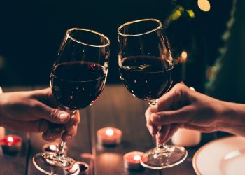 Brindando com taça de vinho - Créditos: depositphotos.com / VadimVasenin