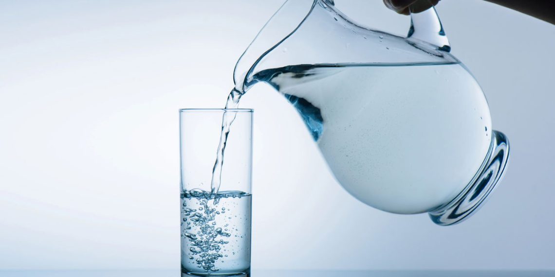 Copo e jarra de vidro com água - Créditos: depositphotos.com / VadimVasenin