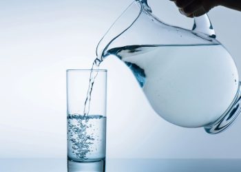 Copo e jarra de vidro com água - Créditos: depositphotos.com / VadimVasenin