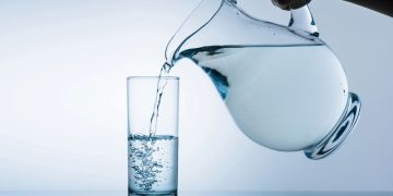 Copo e jarra de vidro com água - Créditos: depositphotos.com / VadimVasenin