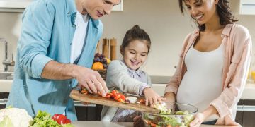 Família preparando comida saudável - Créditos: depositphotos.com / ArturVerkhovetskiy