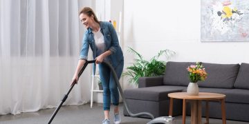 Mulher com aspirador de pó - Créditos: depositphotos.com / VitalikRadko