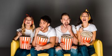 Amigos assistindo filmes - Créditos: depositphotos.com / HayDmitriy