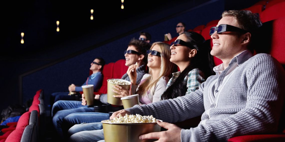 Pessoas assistindo filme no cinema - Créditos: depositphotos.com / Deklofenak