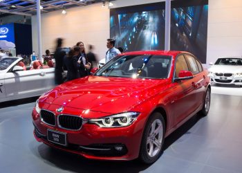 BMW 320i - Créditos: depositphotos.com / thampapon1