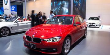 BMW 320i - Créditos: depositphotos.com / thampapon1