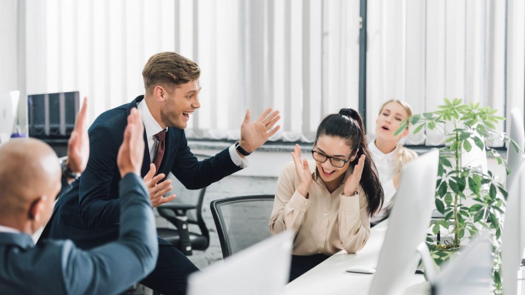 Mulher recebendo surpresa no trabalho - Créditos: depositphotos.com / ArturVerkhovetskiy