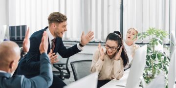 Mulher recebendo surpresa no trabalho - Créditos: depositphotos.com / ArturVerkhovetskiy