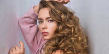 Luzes em cabelos cacheados: realce e cuidados essenciais