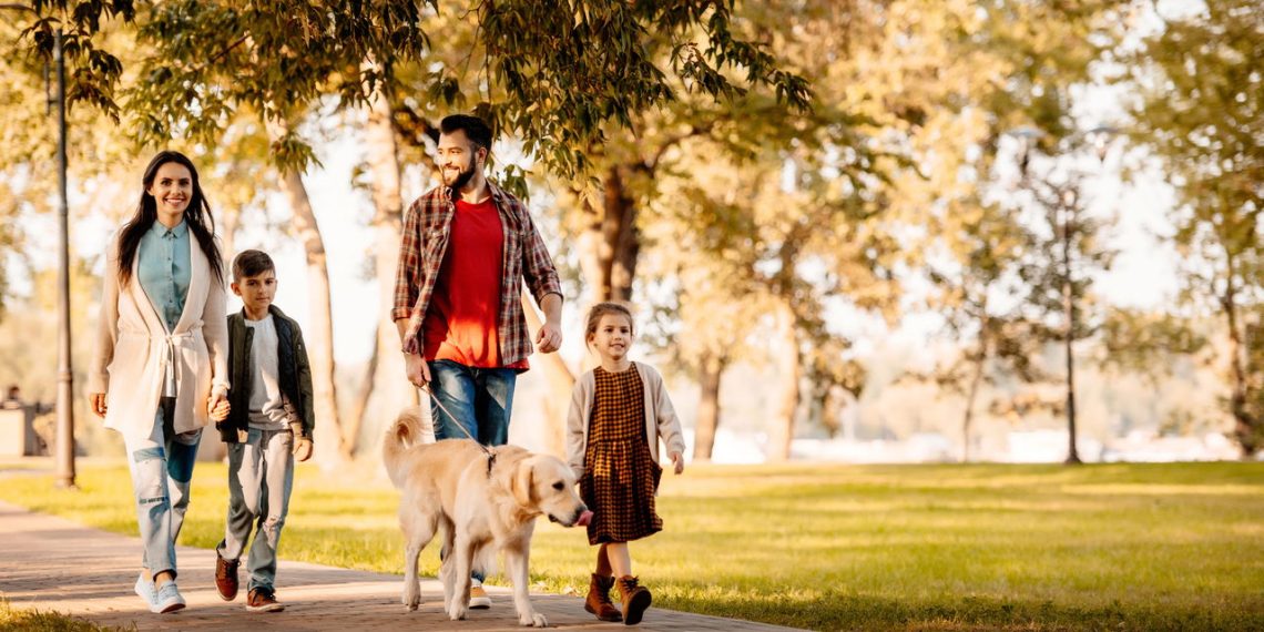 Família caminhando no parque - Créditos: depositphotos.com / alebloshka