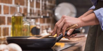 Cozinhar - Créditos: depositphotos.com / IgorVetushko