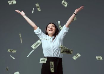 Dinheiro caindo do céu - Créditos: depositphotos.com / AllaSerebrina