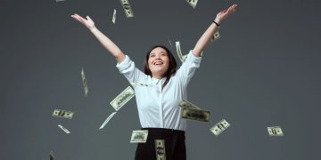 Dinheiro caindo do céu - Créditos: depositphotos.com / AllaSerebrina