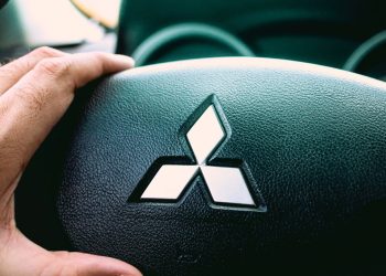 Volante de carro Mitsubishi - Créditos: depositphotos.com / rmcarvalhobsb