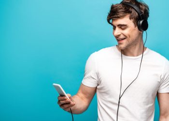 Homem ouvindo com headset - Créditos: depositphotos.com / HayDmitriy
