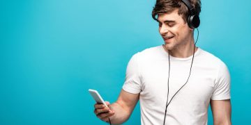 Homem ouvindo com headset - Créditos: depositphotos.com / HayDmitriy