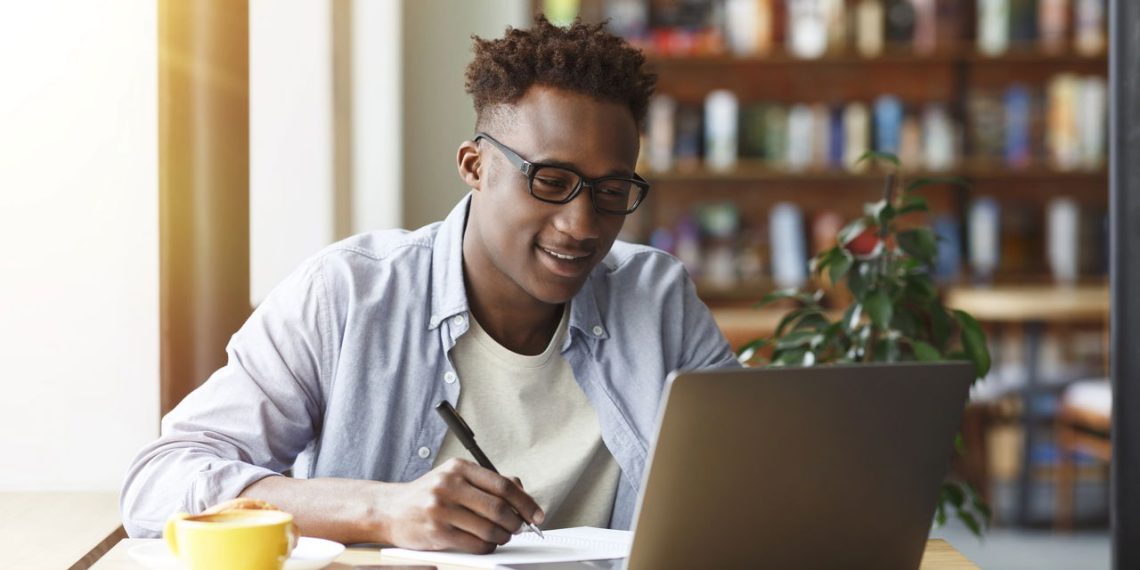Jovem estudando - Créditos: depositphotos.com / Milkos