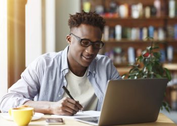 Jovem estudando - Créditos: depositphotos.com / Milkos