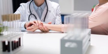 Consulta médica - Créditos: depositphotos.com / AlexLipa