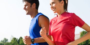 Casal caminhando - Créditos: depositphotos.com / ridofranz