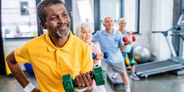 Homem treinando com outras pessoas - Créditos: depositphotos.com / AndrewLozovyi