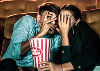 Pessoas assistindo filme de terror - Créditos: depositphotos.com / BiancoBlue