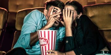 Pessoas assistindo filme de terror - Créditos: depositphotos.com / BiancoBlue